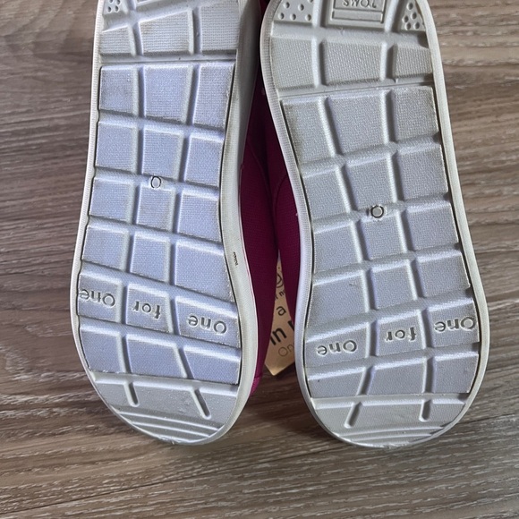 Toms Pink and White Canvas Sneakers New 13.5 - Picture 4 of 6